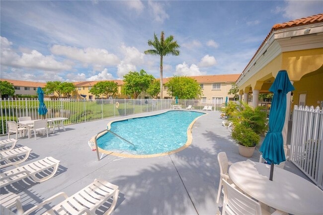 Building Photo - 445 NE 21st Ave