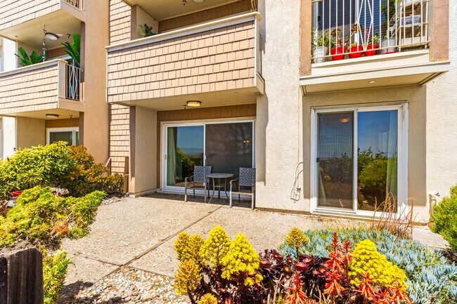 Building Photo - Alameda Waterfront Living: 2 Bed Condo wit...