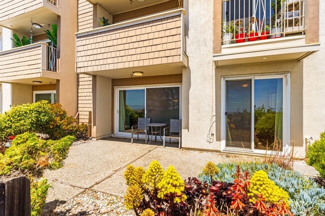 Building Photo - Beautiful 2 Bedroom Corner Unit on the Bea...