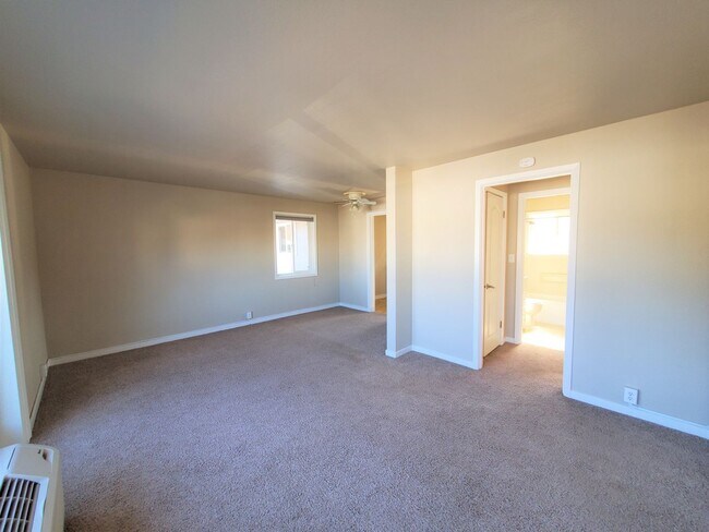 Building Photo - Adorable Second Floor Condo