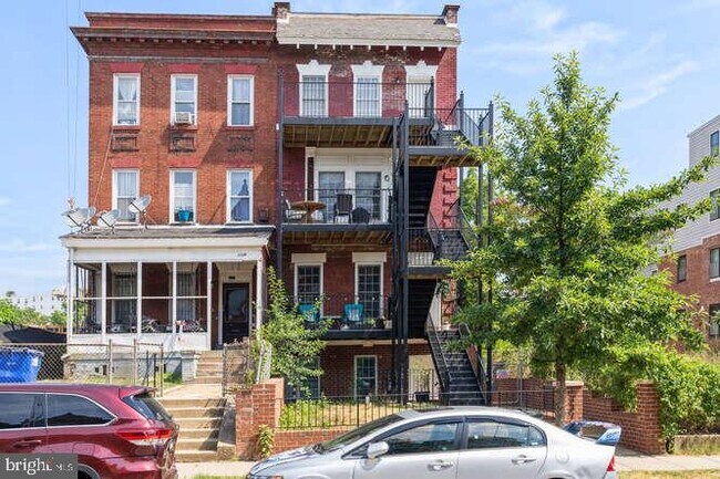 Building Photo - 1337 Girard St NW
