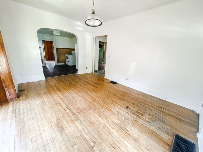 Building Photo - Three Bedroom Close To Campus