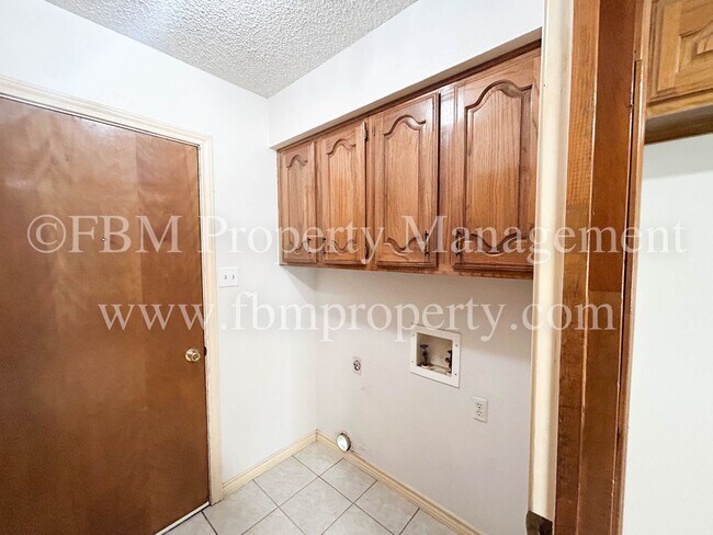Building Photo - 103 Oak Creek Ct
