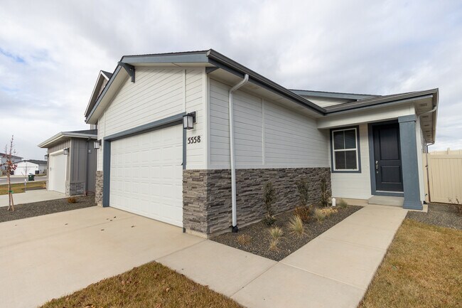 Building Photo - 5558 W Aralia Dr