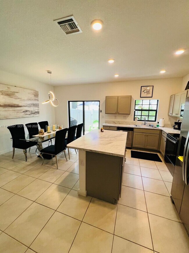 Building Photo - 711 SW 11th St