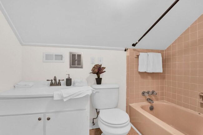 Building Photo - 424 Pearl St