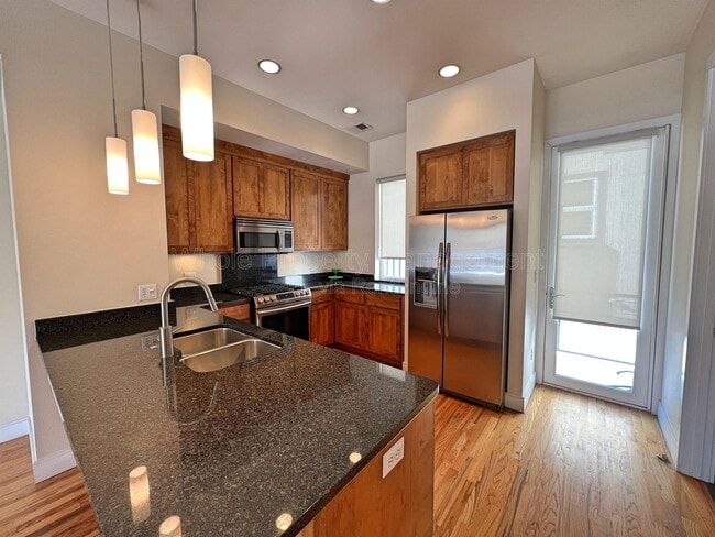 Building Photo - 2403 Bryant St