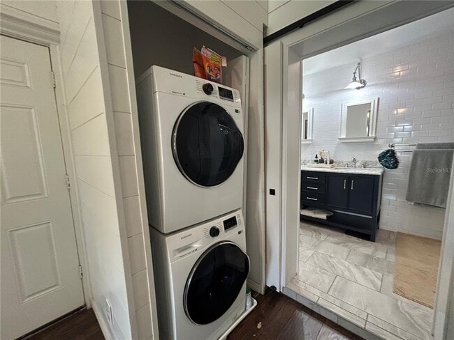 Building Photo - 816 NE 9th Ave