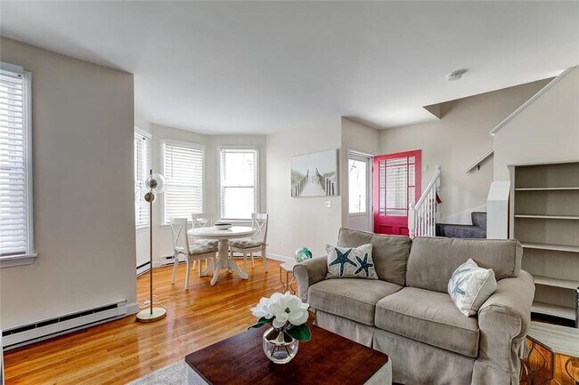 Building Photo - 27 Thames St