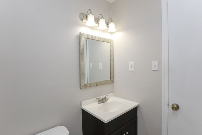 Building Photo - Updated 3BR Townhouse in Prime VA Beach Lo...