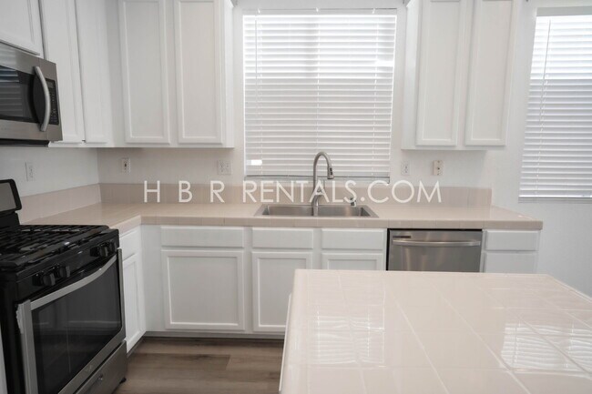 Building Photo - Charming 3-Bedroom Home with a Beautiful Pool in Lathrop! *POOL SERVICE INCLUDED*