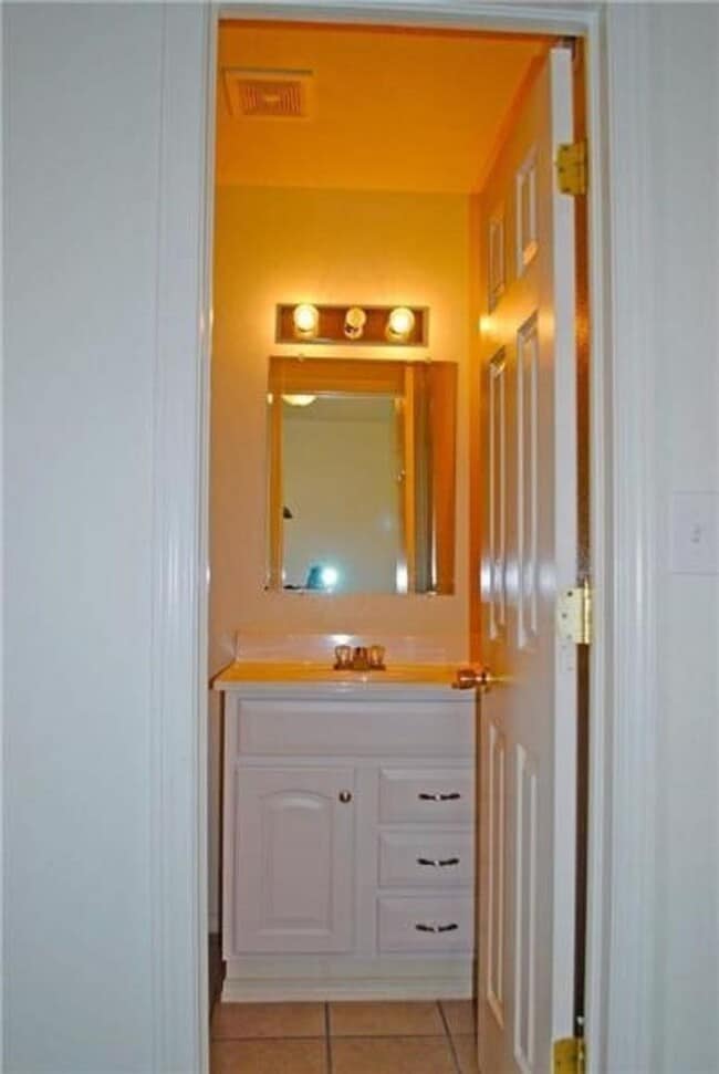 Building Photo - 205 N Little Flower Rd