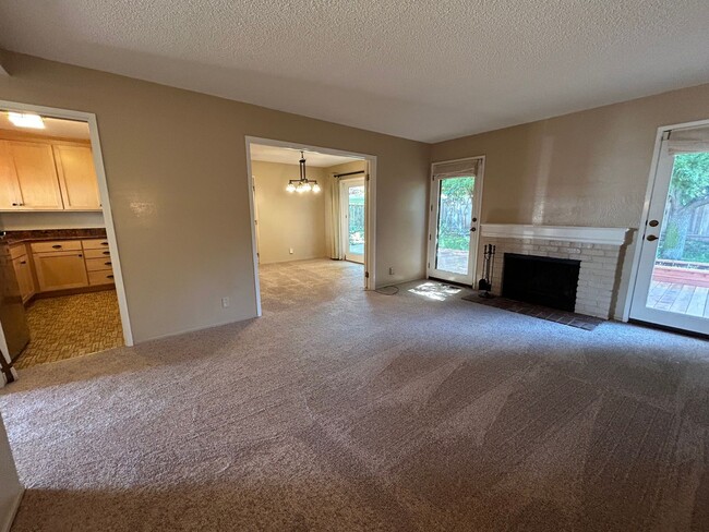 Building Photo - Nice Single Level Home with Attached Garag...