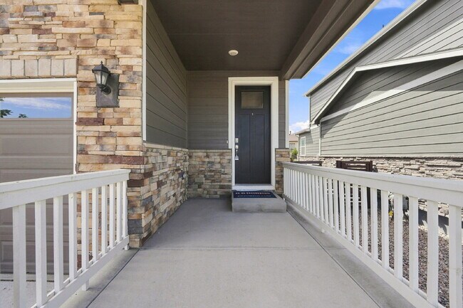 Building Photo - $2,845.95 with $300 Off the first month's rent, 4 Beds - 2.5 Baths, Single Family Home in Aurora ...