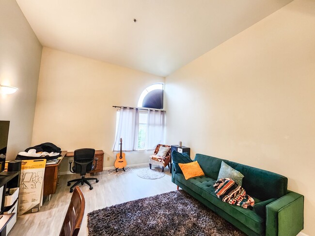 Building Photo - Cozy & Quiet Top Floor Studio