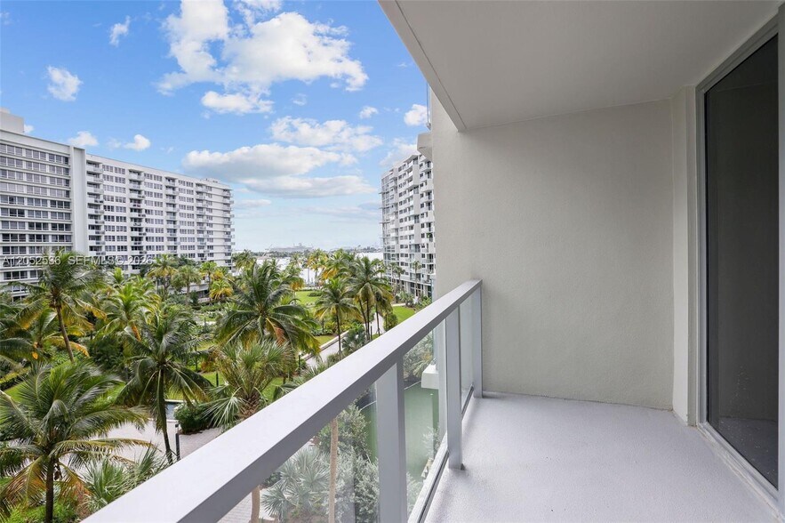 Building Photo - 1500 Bay Dr