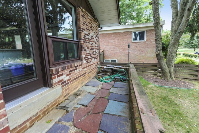 Building Photo - 3/3 Beautiful Contemporary Home in Greenwich Forest