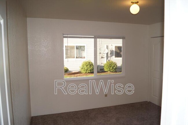 Building Photo - 2141 NW North Hill Dr