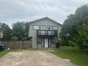 Building Photo - 700 Chalet Ct