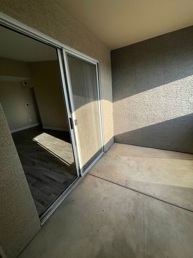 Building Photo - Tuscan Villa one bedroom condo