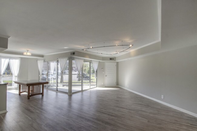 sitting room/dining room - 900 19th Ave S