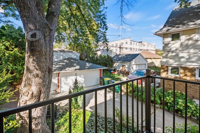 Building Photo - 1700 E Menlo Blvd