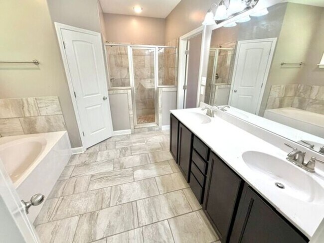 Building Photo - Now Leasing a 5-bedroom 3 bath home in Olive Branch. Available Now!