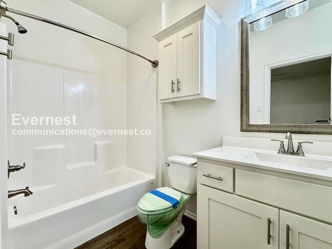 Building Photo - 3 Bed, 2 Bath Home with Garage / Pet-Friendly / Available Now!