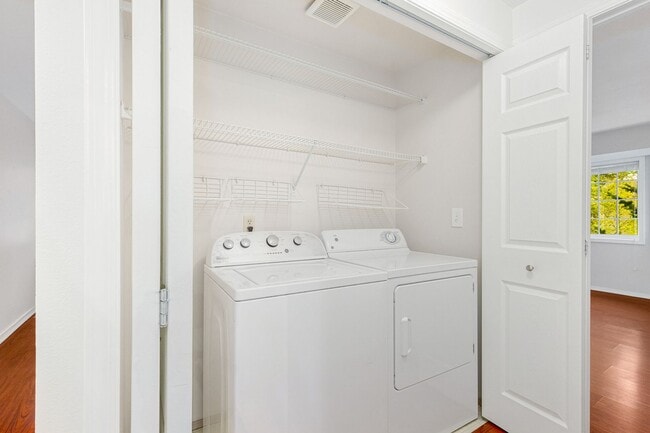 Building Photo - Woodinville 3 Bedroom 2 Bath with Detached Garage - Top Floor