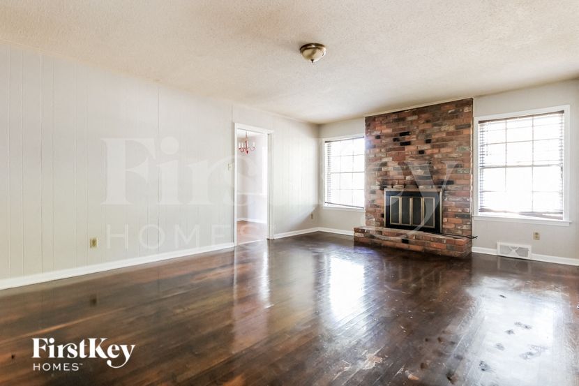 Building Photo - 4560 Parkwood Rd