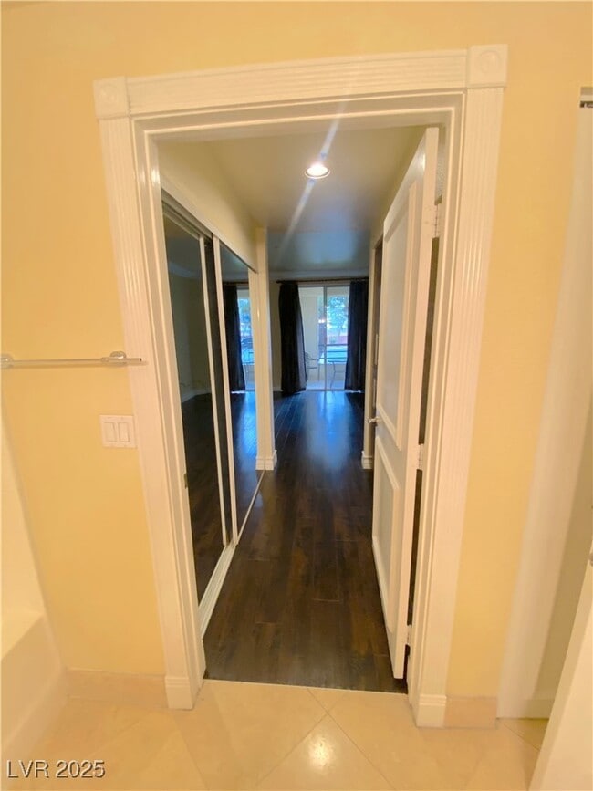 Building Photo - 220 E Flamingo Rd