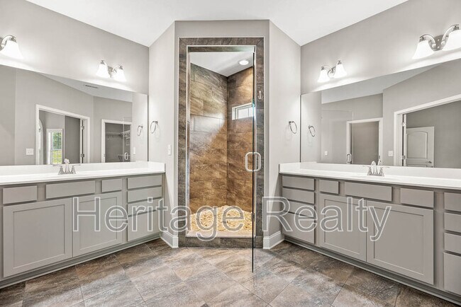 Building Photo - 925 Brookwood Ln
