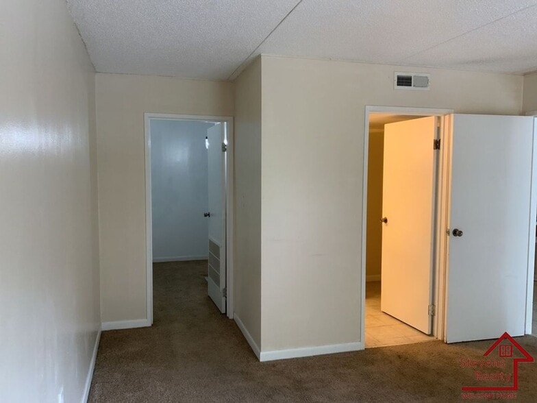 Building Photo - 915 S Seminole Dr