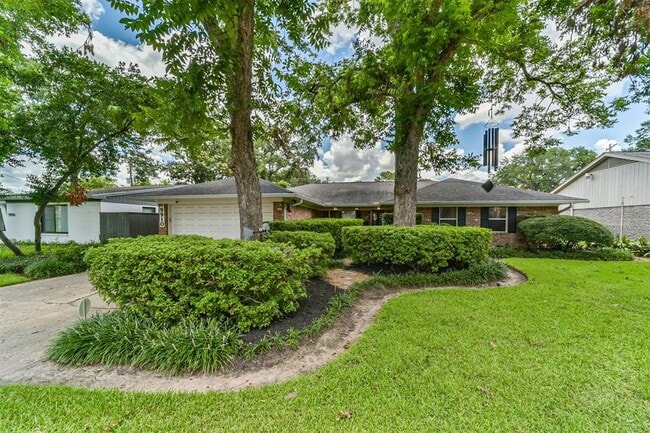 Building Photo - 9910 Pine Lake Dr