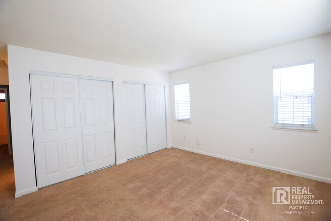 Building Photo - Newly Renovated 4 Bedroom with Parking