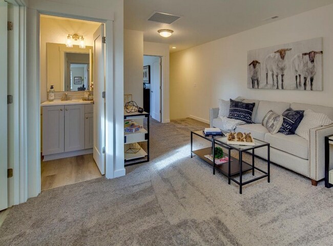 Building Photo - Cozy 3 Bed, 2.5 Bath Townhome in Prime Location!