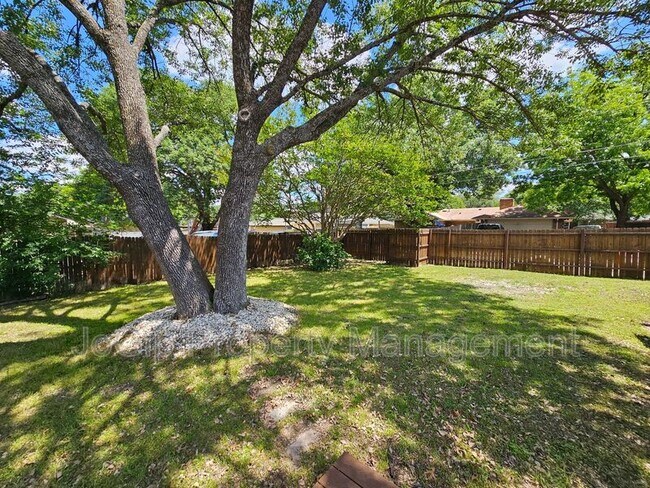 Building Photo - 216 Wesley Dr