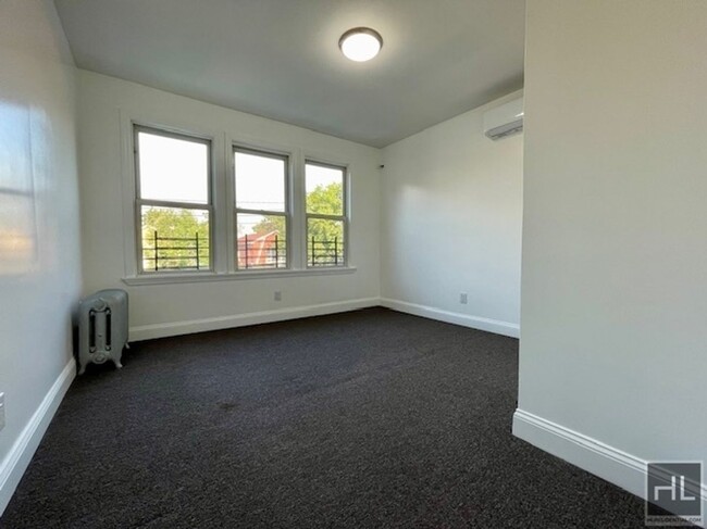 Building Photo - Newly Renovated, Beautiful 4 Bedroom Apt i...