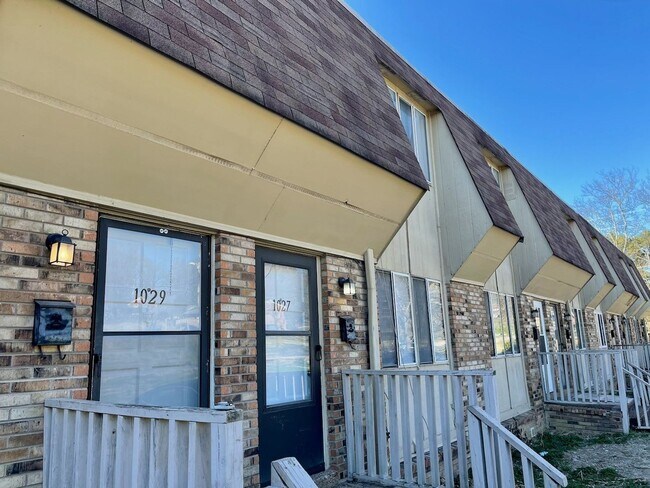 Building Photo - Cute and Convenient  South Nashville Townhouse near BNA and Woodbine - Renovated