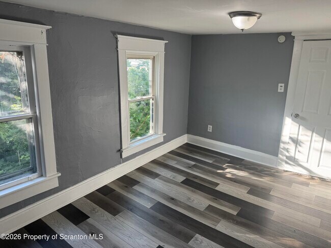 Building Photo - 219 N Bromley Ave