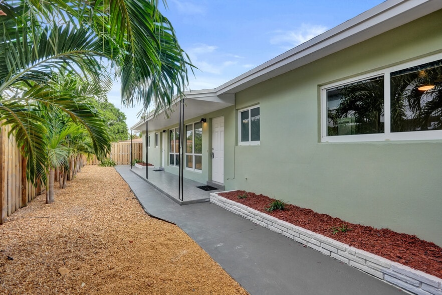 Building Photo - 3033 NE 20th Ter