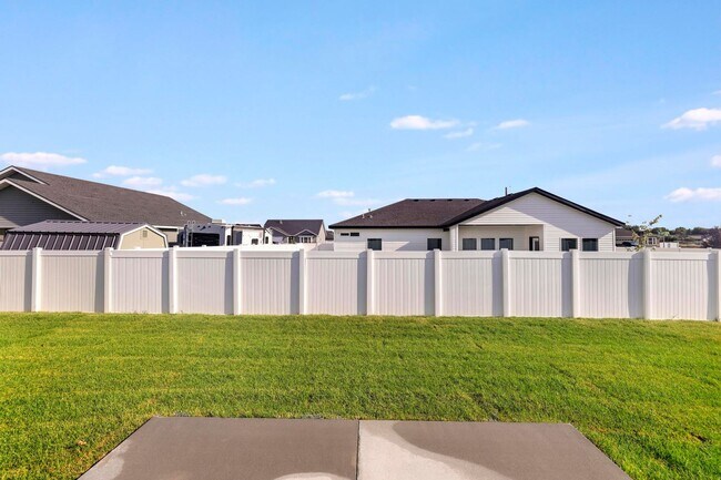 Building Photo - 392 Rock Dove Loop