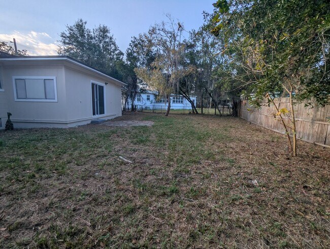 Building Photo - AVAILABLE NOW on this 18mo Lease Price - Great 3/1 located on the Westside and close to shopping,...