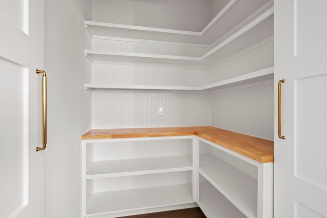 Building Photo - 3223 Country Club Blvd