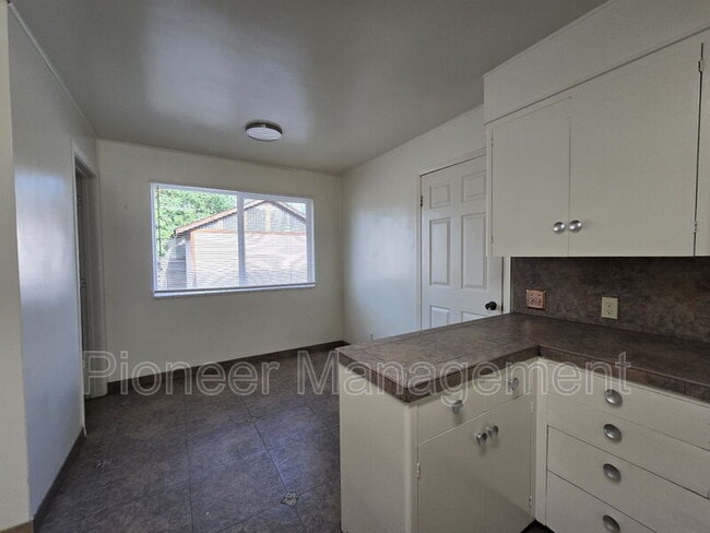 Building Photo - 622 W Pilger St