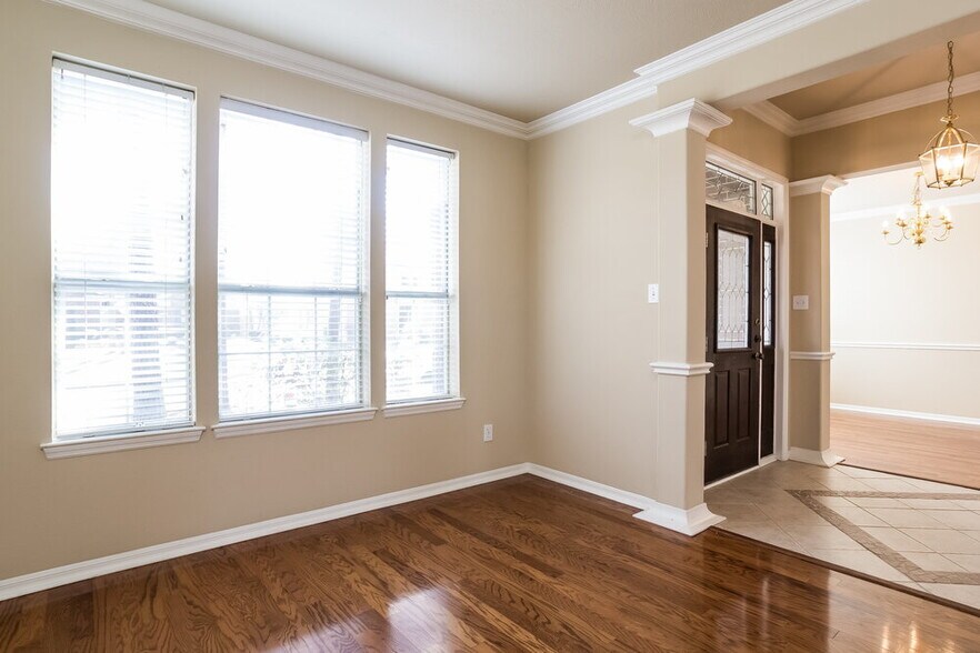 Building Photo - 3931 Echo Mountain Dr