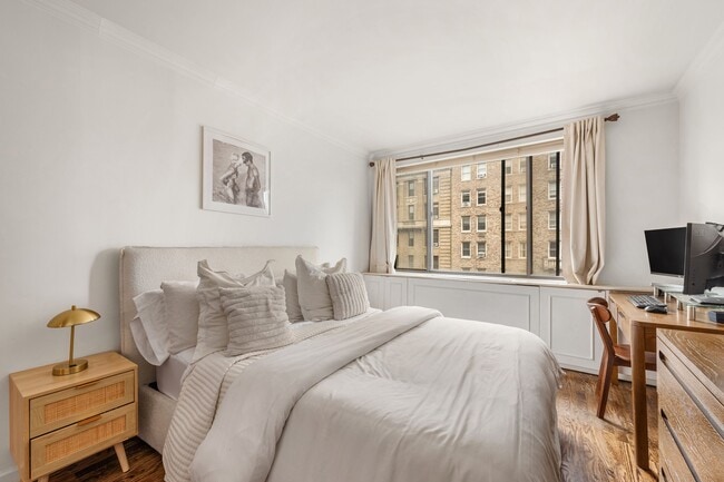 Building Photo - 130 W 79th St