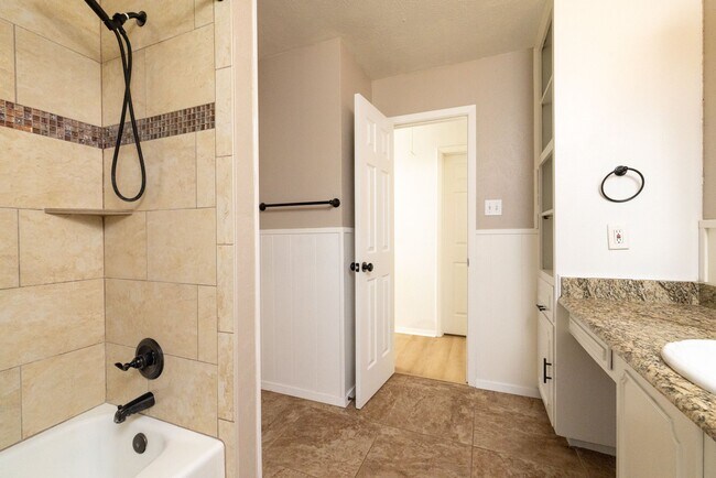 Building Photo - 2212 Ridge Ln