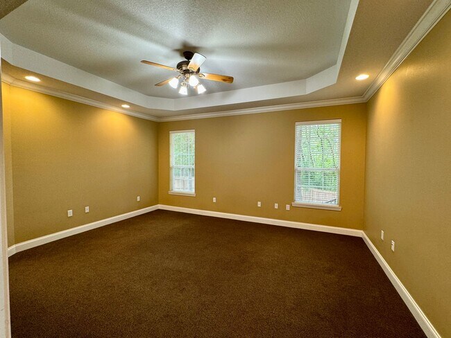 Building Photo - 217 Sweetwater Run