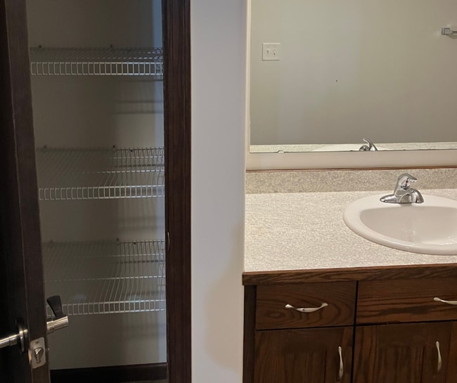 Building Photo - 3 Bed 2 Bath Twin Home